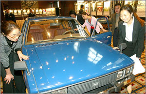30년 전 ‘포니’12일 서울 그랜드인터컨티넨탈호텔에서 열린 ‘제1회 자동차의 날’ 행사장에서 관람객들이 1974년 현대자동차가 제작한 ‘포니’를 살펴보고 있다. 포니는 국내 업체가 독자적으로 개발한 첫 자동차 모델이다. 원대연기자