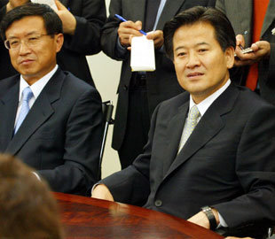 열린우리당 정동영 의장(오른쪽)이 12일 오전 서울 영등포 당사에서 확대간부회의를 주재하고 있다. 정 의장은 이날 “천정배 원내대표 취임을 계기로 당이 합심 단결하자”고 말했다. -김경제기자