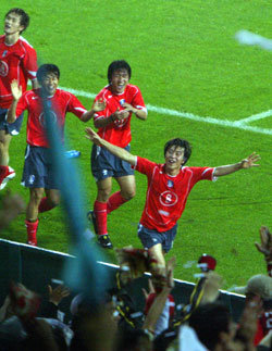 올림픽 5연속 진출을 자축하는 승리의 골을 넣은 김두현(맨 오른쪽)이 붉은 악마 응원단의 환호를 받으며 양손을 벌려 인사하고 있다.[연합]