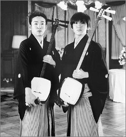 첫 내한 무대에서 일본 전통악기 샤미센의 크로스오버 음악을 선사할 요시다 형제. 왼쪽이 형 료이치로 오른쪽이 켄이치. 동아일보 자료사진