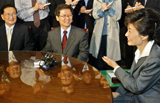 열린우리당의 천정배 원내대표(가운데)와 홍재형 정책위의장(왼쪽)이 13일 신임 인사차 서울 여의도 한나라당사를 방문해 박근혜 대표와 환담을 했다. 이 자리에서 박 대표와 천 원내대표는 개혁 문제로 잠시 설전을 벌이기도 했다.-서영수기자