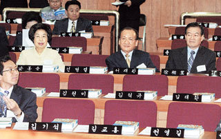 13일 국회 헌정기념관에서 열린 ‘초선당선자 연찬회’에 빈 좌석이 눈에 많이 띈다. 열린우리당 일부 당선자들이 탄핵안 처리에 대한 항의 표시로 박관용 국회의장이 환영사를 시작하자 퇴장해버렸기 때문이다.-김경제기자