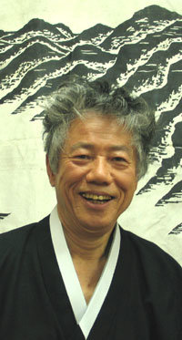 구전돼 오는 옛이야기들을 모은 책 ‘장산곶매’를 펴낸 백기완 통일문제연구소장.-전승훈기자