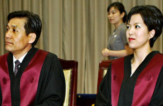 안성기씨(왼쪽)와 김은혜씨.-원대연기자