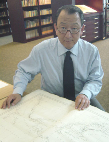 300∼400년 전에 제작된 세계지도 중 한국이나 아시아가 들어있는 고지도만 모으는 명지학원 유영구 이사장. 그는 “지도는 보는 게 아니라 읽는 것”이라고 말한다. 지도 공부야말로 책 읽기와는 또 다른 형태의 인문학 수업이라는 뜻이다.-허문명기자