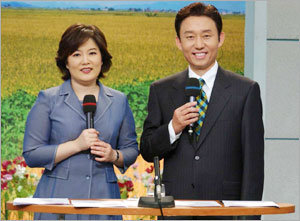 ‘아침마당’의 진행자 이금희(왼쪽), 손범수 아나운서. 사진제공 KBS