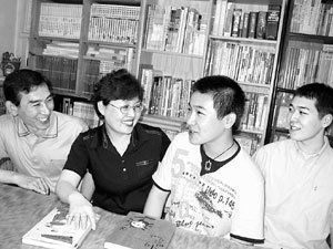 김병태씨 가족이 건넌방 테이블에서 얘기를 나누고 있다.왼쪽부터 김씨, 부인 이명숙씨, 차남 영훈, 장남 영신군. 김진경기자 kjk9@donga.com