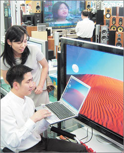 최근 판매되는 노트북에는 영상을 재생하는 DVD플레이어와 입체 음향을 즐길 수 있도록 해주는 광출력단자가 기본으로 장착돼 있어 ‘노트북 홈시어터’를 꾸밀 수 있다. 그러나 디지털 TV가 아닌 아날로그 TV와 연결하면 화질이 떨어지는 단점이 있다. 사진제공 테크노마트