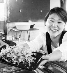 금요일마다 서울 종로구 인사동의 한 포장마차에서 일본식 빈대떡인 오코노미야키를 팔고 있는 에지리 유키코. 그는 한국인의 훈훈한 인정에 끌려 3년째 한국에 머물고 있다.-원대연기자
