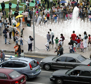 차로와 인접해 안전에 문제가 있다는 지적이 일고 있는 서울시청 앞 서울광장. 가족과 함께 나온 어린이들이 서울광장의 분수대 옆에서 놀고 있다.-동아일보 자료사진