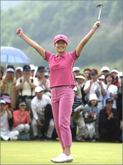 18번홀에서 버디를 기록한 뒤 두 손을 번쩍 치켜든 ‘신데렐라’ 안시현. 지난해 미국여자프로골프(LPGA)투어 CJ나인브릿지클래식에 이어 두 번째 우승. 그러나 국내 무대에선 첫 우승이다. 용인=연합