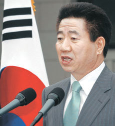 노무현 대통령이 15일 오전 청와대에서 대국민 담화를 발표하고 있다. 노 대통령은 이날 이라크 추가 파병 문제에 대해선 “필요한 시기에 생각을 정리해 말하겠다”고 밝혀 나름의 구상이 있음을 시사했다. -박경모기자