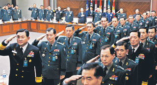 지난해 12월 국방부 대회의실에서 열린 전군 주요 지휘관 회의에 참석한 육해공군 참모총장과 군단장급 이상 지휘관들. 최근 전현직 장성들을 겨냥한 고강도 수사가 진행되면서 군 개혁을 둘러싼 논란이 일고 있다.-동아일보 자료사진