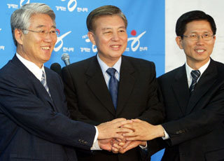 16일 오전 한나라당 천막당사에서 원내대표 경선에 나선 김덕룡(가운데) 김문수(오른쪽) 안택수 의원이 후보등록을 마친 뒤 선전을 다짐하며 손을 맞잡고 있다.-서영수기자