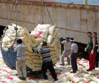 16일 오후 전북 군산항 5부두에서 대한적십자사가 북한 용천역 폭발사고의 이재민들에게 지원하는 쌀 5000t을 인부들이 ㈜대한통운 소속 위스타리호에 선적하고 있다. 용천 이재민들에게 쌀을 보내는 것은 이번이 처음이다.-군산=연합