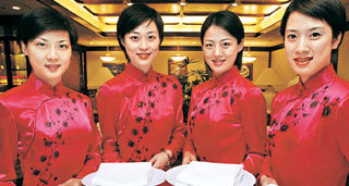 중국 댜오위타이 국빈관에서 세계 각국 국빈들의 식음서비스를 담당하는 장제, 관룽, 장샤오쥐안, 천훙(왼쪽부터)이 14일 서울신라호텔 초청으로 한국에 왔다.-김동주기자