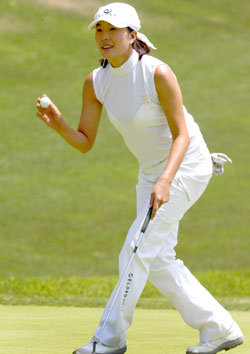 대담 MBC X CANVAS대회 1라운드에서 두건형 모자와 속이 비치는 이너웨어로 팬들의 주목을 받은 안시현. “뭘 입어도 잘 소화해낸다”는 게 소속사인 코오롱엘로드측 얘기. 동아일보 자료사진