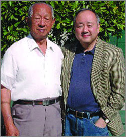 서울시향 팀파니스트를 지낸 한인환씨(왼쪽)가 미국에 사는 아들 한동일씨를 찾아 함께 포즈를 취했다. 사진제공 아카디아