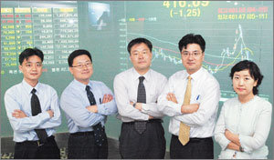 30대 젊은 ‘증권맨’들이 보는 한국경제의 현 위치는 어디일까. 위기에 처한 ‘한국호’의 문제와 경제난 해법에 대해 그들 나름의 목소리를 냈다. 왼쪽부터 이정 책임연구원, 홍춘욱 팀장, 김학균 수석 연구원, 정창원 팀장, 고유선 선임연구원. 안철민기자