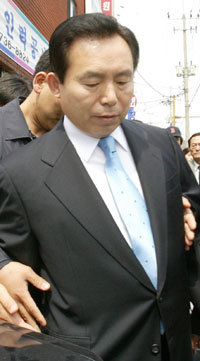 자민련 이인제 의원이 17일 오전 10시40분경 충남 논산시 취암동 자신의 지구당 사무실 앞에서 검찰 관계자들에 의해 강제구인되고 있다.-논산=연합