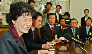 한나라당 박근혜 대표(왼쪽)는 17일 국회 대표실에서 당 중앙위원들과 간담회를 갖고 노무현 대통령에게 약속한 ‘상생의 정치’를 지켜줄 것을 촉구했다.-서영수기자