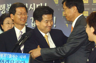 열린우리당 정동영 의장(가운데)이 17일 서울 영등포 당사에서 의장직 사퇴 기자회견을 마친 뒤 당의장을 승계한 신기남 상임중앙위원과 포옹하고 있다.-김경제기자