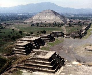 멕시코 고대도시 테오티우아칸에 있는 태양의 피라미드(멀리 보이는 것) 밑에서는 최근 우주입자 검출기를 설치하는 공사가 한창이다.-동아일보 자료사진