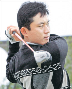 청각장애 골퍼 이승만은 대선배 최경주를 가장 존경한다. 그의 꿈도 미국프로골프(PGA) 멤버가 돼 최경주처럼 우승하는 것이다. 그는 “들을 수 없기에 더욱 열심히 볼을 친다”고 했다. 백암=박경모기자