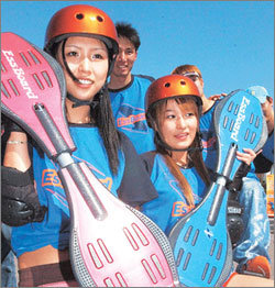 “바퀴 두개 달린 스케이트보드 타 보세요”레포츠용품 업체 ㈜데코리는 12∼15일 미국 펜실베이니아주 피츠버그에서 열린 ‘2004년 발명 신제품 전시회’에 ‘에스보드’를 출품해 대상과 미주지역 최고발명상 등 5개 부문상을 수상했다. 연합