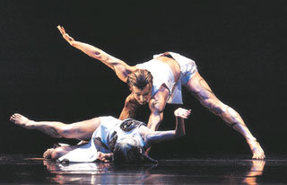 손인영NOW무용단의 ‘아바타 처용2’는 ‘처용’이라는 아바타를 통해 인간과 잡귀들이 어울려 살아가는 이야기를 펼친다.-사진제공 댄스마켓