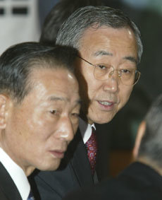 조영길 국방부장관(왼쪽)과 반기문 외교통상부장관이 18일 오후 국무회의에서 다른 국무위원들과 대화를 나누고 있다. 많은 국무위원이 당면 현안인 주한미군의 이라크 파견에 깊은 관심을 보였다.-박경모기자