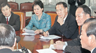 한나라당은 18일 국회 대표실에서 ‘안보정책 및 이라크 파병대책특별위원회’를 갖고 주한미군의 이라크 파병은 심각한 안보위협을 가져올 것이라고 주장했다.-서영수기자