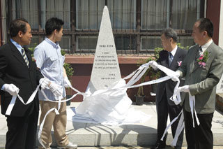 고 박종철씨의 추모비 제막식이 18일 모교인 부산 혜광고 교정에서 열렸다.-부산=연합