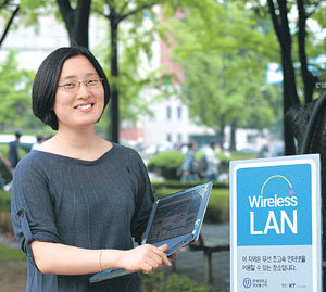 ‘모바일 인터넷’ 마니아 한나정씨. 12일 서울 연세대 캠퍼스에서 만난 한씨는 자신의 노트북을 이용해 무선 상태에서 초고속인터넷을 활용하는 방법을 즉석에서 시연해 보였다. 김태한기자 freewill@donga.com