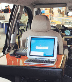 무선랜 시스템이 설치된 자동차. 와이브로 서비스가 상용화되면 달리는 차 안에서도 노트북이나 PDA를 이용해 무선으로 초고속인터넷을 이용할 수 있게 된다. 동아일보 자료사진