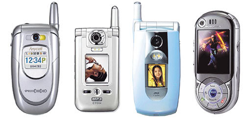 (왼쪽부터)삼성애니콜 SCH-X850, LG사이언 LP-3010, 팬택앤큐리텔 HS-6500, 모토로라 MS280