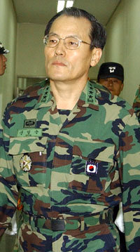 신일순 한미연합사 부사령관이 19일 첫 공판을 받기 위해 국방부 군사법원 소법정으로 들어서고 있다. 신 대장은 법정에서 사적인 용도로 공금을 횡령한 사실이 없다고 주장했다.-사진공동취재단