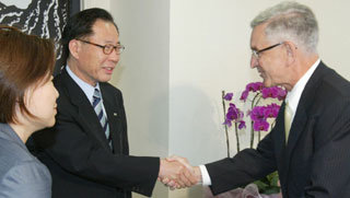 민주노동당 권영길대표(가운데)가 19일 오후 서울 여의도 당사를 방문한 윌리엄 오벌린 주한 미국 상공회의소 회장 악수하고있다.-김경제기자