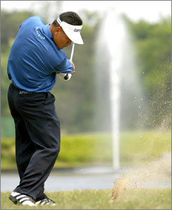 분수처럼 힘차게‘탱크’란 별명처럼 최경주의 아이언샷이 하늘로 치솟는 분수의 물살처럼 힘차다. 최경주는 20일 열린 한국프로골프 SK텔레콤오픈 1라운드에서 버디 4개, 보기 1개로 3언더파 69타를 쳐 공동선두로 나섰다. 이천=뉴시스