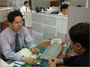 20일 서울 강남구 도곡동 텔슨벤처빌딩 5층에 마련된 한마음금융 접수창구를 찾은 신용불량자(오른쪽)가 채무 상환 방법을 상담하고 있다. 전국 20개 한마음금융 접수창구는 오전 9시부터 오후 6시까지 운영된다. 사진제공 한마음금융