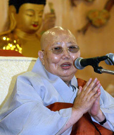 대행 스님에게 법어를 한 말씀 해달라고 하자 그는 “손이 없으면서도 손이 있고 낚싯대가 없으면서도 낚싯대가 있으니, 낚싯대를 던져서 오대산 모란봉에 꽃을 피우면 그 열매도 열릴 테지요”라고 말했다.-김동주기자