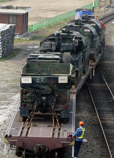 주한미군의 감축 방안이 검토되는 가운데 경기 동두천시 미 2사단 캠프 케이시에서 실려온 군용장비가 동안역으로 들어오고 있다. 이 장비들은 경북 왜관의 미군기지로 옮겨질 예정이다.-동두천=연합