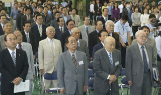 20일 열린 오산중고교 개교 100주년 기념사업회 출범식에서 참석자들이 애국가를 부르는 등 국민의례를 하고 있다.-박영대기자