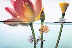중국을 상징하는 주요 소재인 연꽃을 모티브로 한 반클리프 엔드 아펠의 반지와 클립