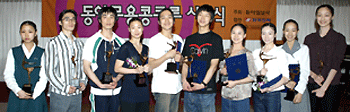 제 34회 동아무용콩쿠르의 대상과 각 부문 금상 수상자들. 왼쪽에서 다섯번째가 대상 수상자 김남건씨다. 김미옥 기자