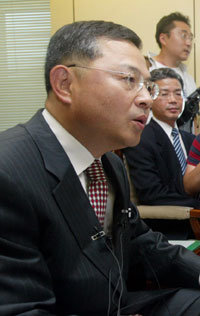 21일 안대희 대검찰청 중앙수사부장이 대검 7층 자신의 집무실에서 9개월간의 불법 대선자금 수사 결과를 발표하고 있다.-변영욱기자