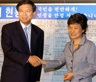 열린우리당 신기남 의장(왼쪽)이 21일 취임인사차 한나라당 천막당사를 방문해 박근혜 대표와 악수를 나누고 있다. 신 의장은 이날 “박 대표와 저는 동갑내기이고 학번도 같다”며 협력과 상생의 정치를 다짐했다.-서영수기자