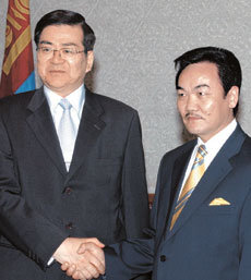 몽골에 나무를 심는 대한항공 신입직원 연수에 함께 참가한 조양호 대한항공 회장이 21일 오전 몽골 대통령궁으로 바가반디 몽골 대통령을 예방해 인사를 나누고 있다.-사진제공 대한항공