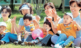 21일 오후 경기 이천시 알로에마임연수원에서 열린 ‘국내입양 가정을 위한 간담회’에 참석한 입양 가족들이 작은 운동회를 열고 즐거운 시간을 보내고 있다.-이천=권주훈기자