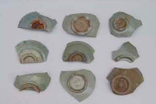 대규모 주상복합건물 건립이 추진 중인 서울 종로구 청진동 일대 피맛골 공사현장에서 확인된 조선시대 건물터와 이곳에서 출토된 조선시대의 백자 조각(아래).-연합